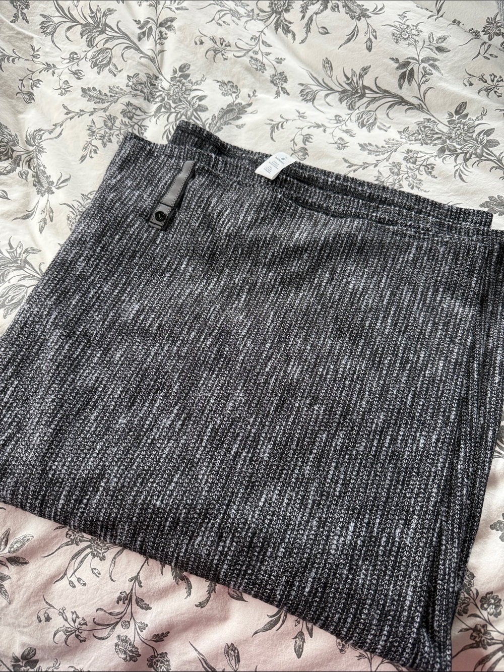 lululemon Vinyasa scarf in Black & Gray